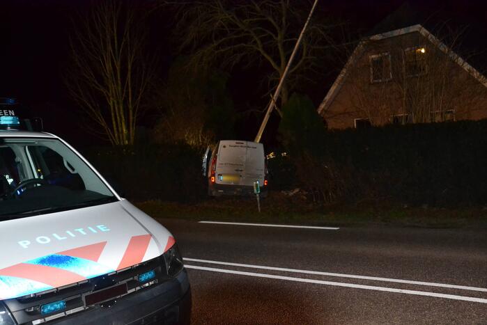 Auto botst tegen lantaarnpaal
