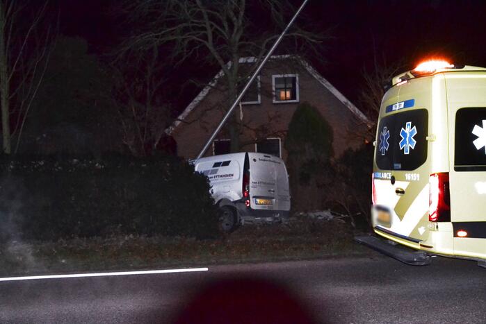 Auto botst tegen lantaarnpaal