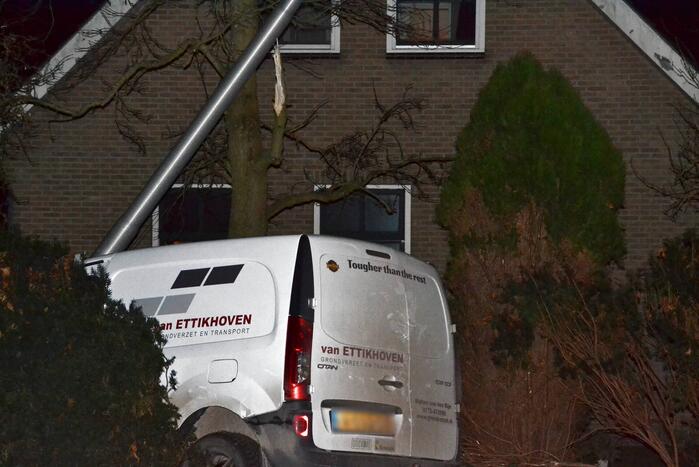 Auto botst tegen lantaarnpaal