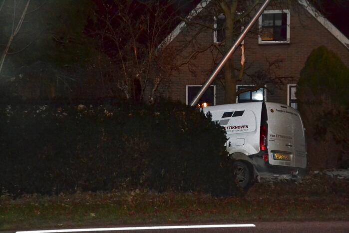 Auto botst tegen lantaarnpaal