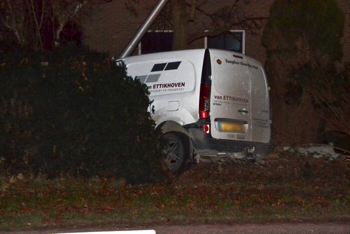 Auto botst tegen lantaarnpaal