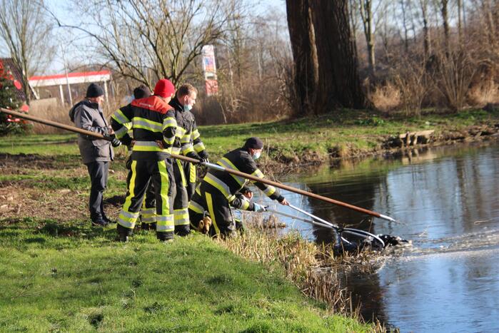 Brandweermannen halen overleden kat uit het water