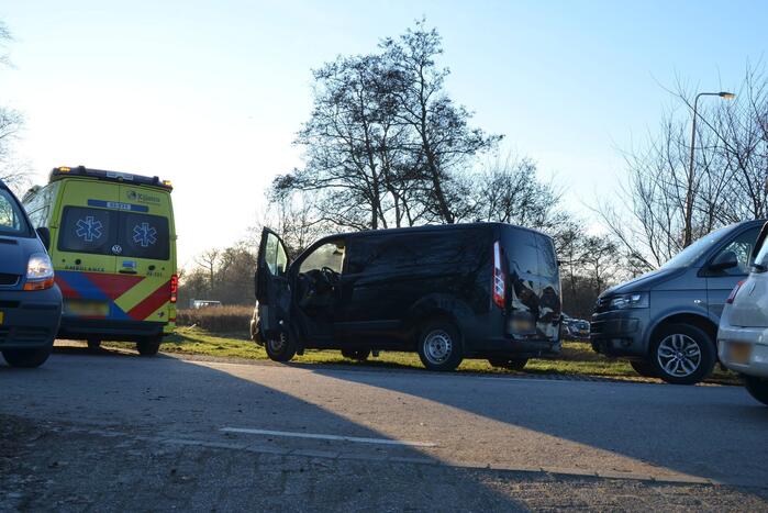 Kop-staart botsing tussen twee bestelbussen