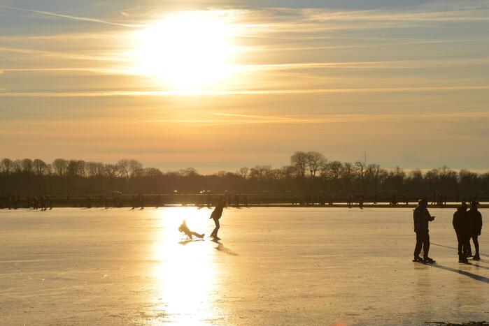 Schaatsliefhebben maken zich op voor natuurijs