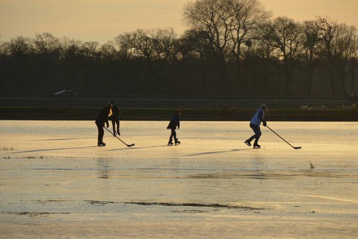 Schaatsliefhebben maken zich op voor natuurijs