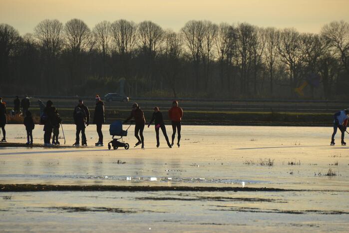 Schaatsliefhebben maken zich op voor natuurijs