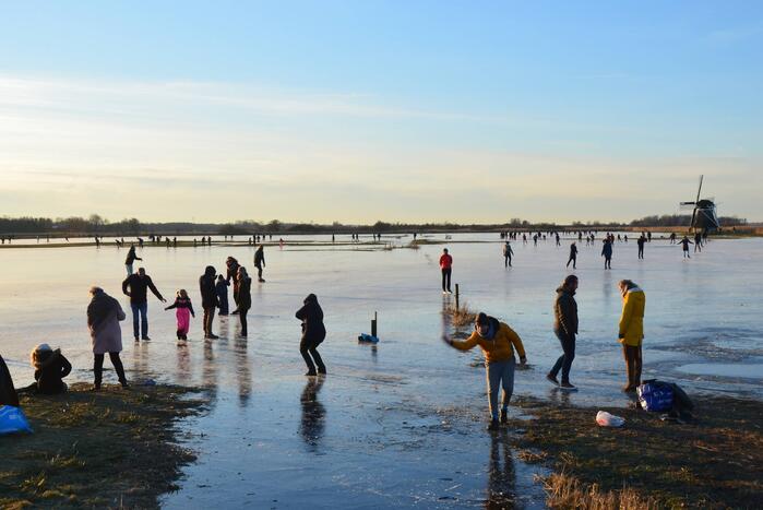 Schaatsliefhebben maken zich op voor natuurijs