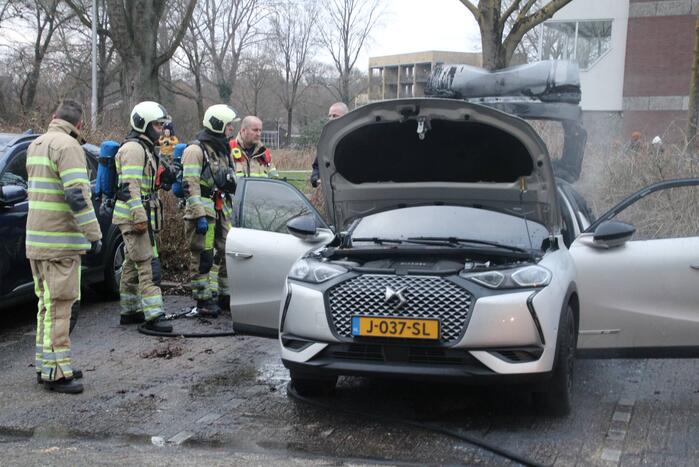 Auto vliegt aan achterkant in brand