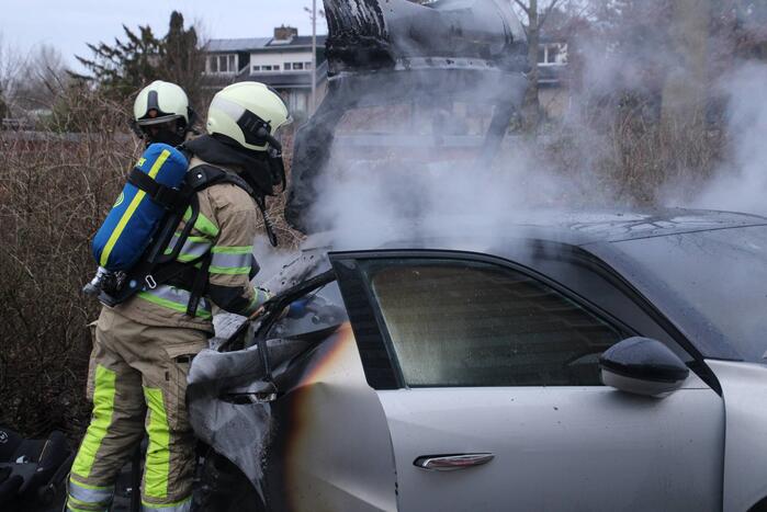 Auto vliegt aan achterkant in brand