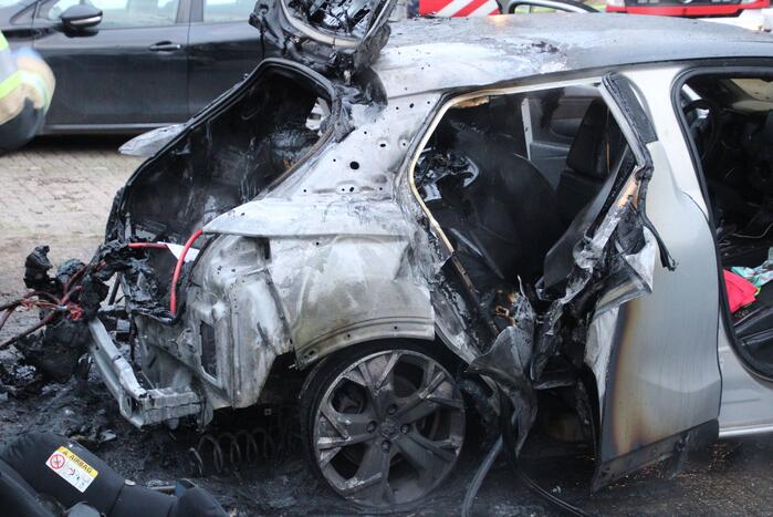 Auto vliegt aan achterkant in brand