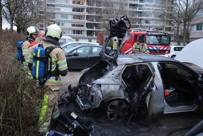 Auto vliegt aan achterkant in brand