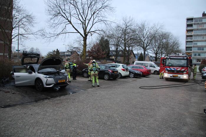 Auto vliegt aan achterkant in brand
