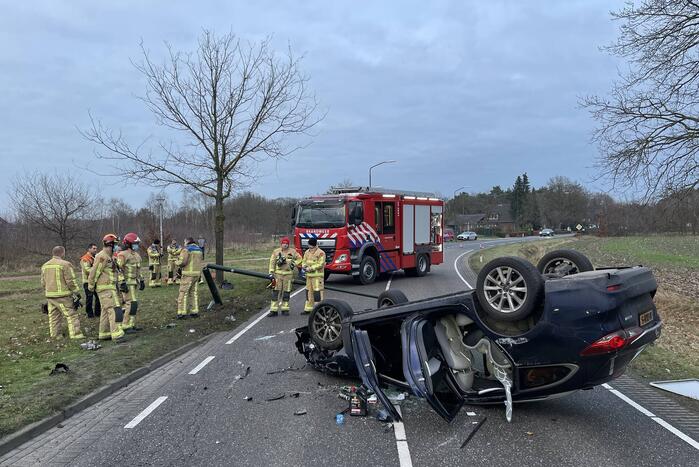 Auto slaat over de kop na botsing