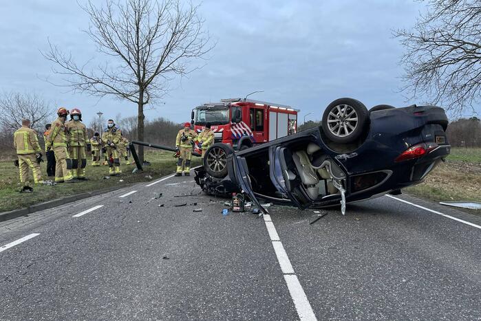 Auto slaat over de kop na botsing