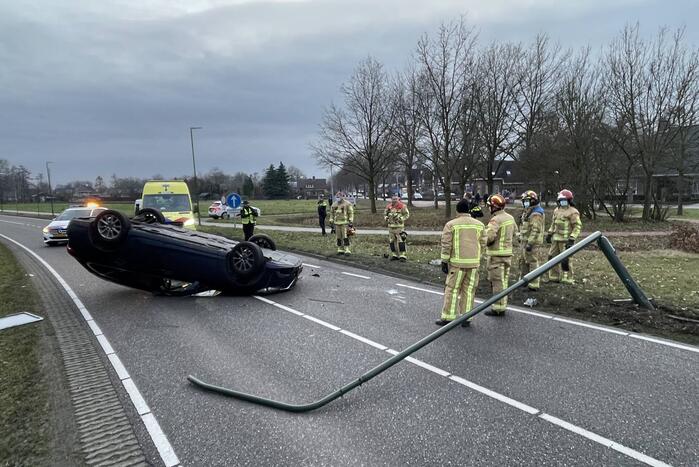 Auto slaat over de kop na botsing