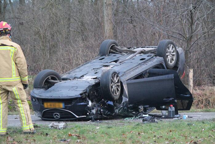 Auto slaat over de kop na botsing