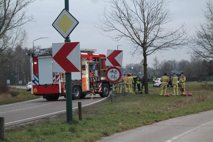Auto slaat over de kop na botsing
