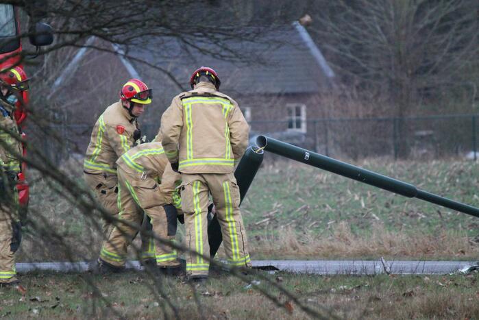 Auto slaat over de kop na botsing