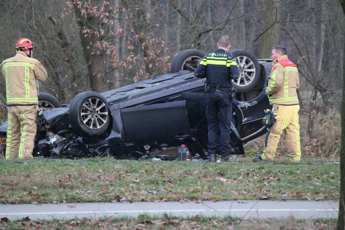 Auto slaat over de kop na botsing