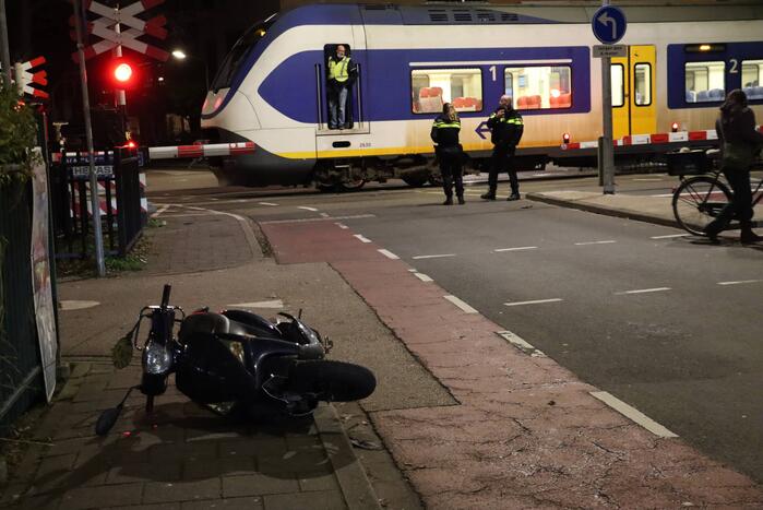 Scooter aangereden door trein