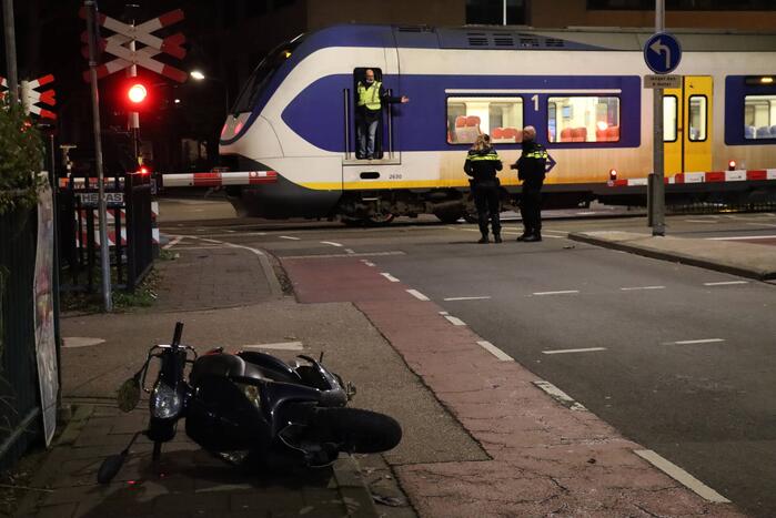 Scooter aangereden door trein