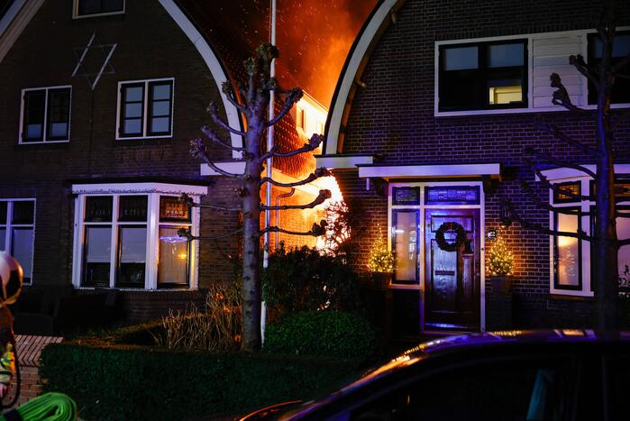 Enorme vlammen bij brand in schuur