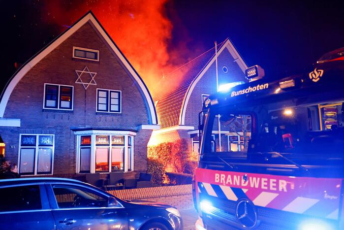 Enorme vlammen bij brand in schuur
