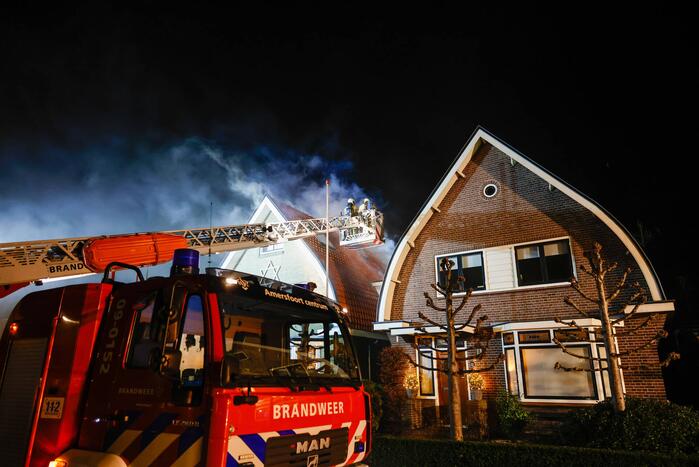 Enorme vlammen bij brand in schuur