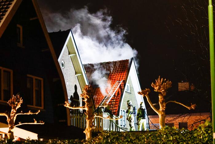 Enorme vlammen bij brand in schuur