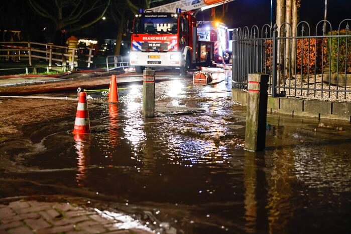 Enorme vlammen bij brand in schuur