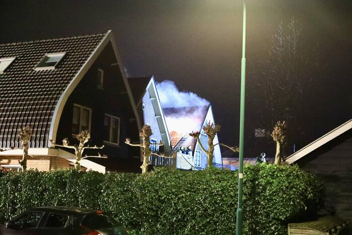Enorme vlammen bij brand in schuur