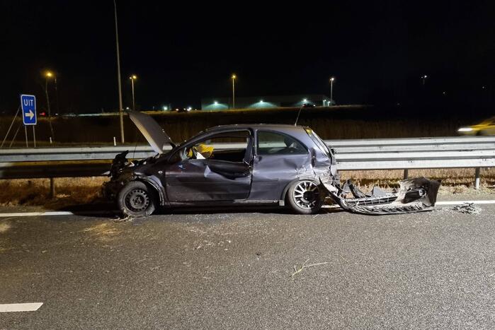Auto raakt in slip op de snelweg en crasht met ander voertuig