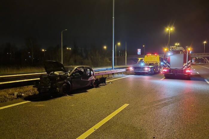 Auto raakt in slip op de snelweg en crasht met ander voertuig