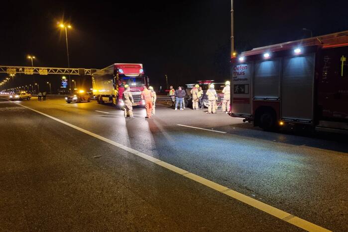 Auto raakt in slip op de snelweg en crasht met ander voertuig