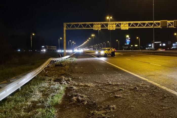 Auto raakt in slip op de snelweg en crasht met ander voertuig