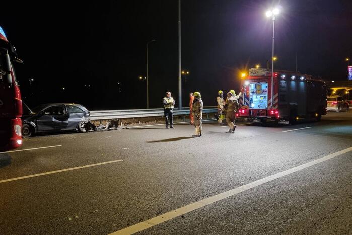 Auto raakt in slip op de snelweg en crasht met ander voertuig