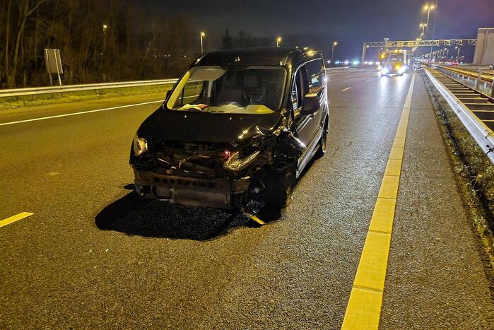 Auto raakt in slip op de snelweg en crasht met ander voertuig