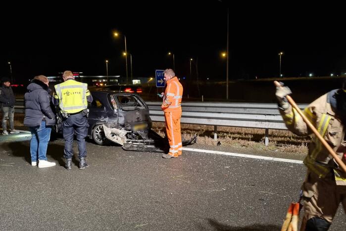 Auto raakt in slip op de snelweg en crasht met ander voertuig