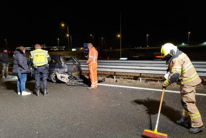 Auto raakt in slip op de snelweg en crasht met ander voertuig