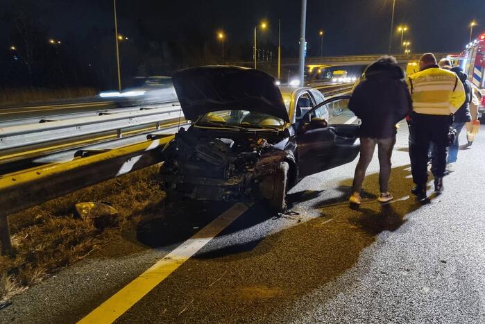 Auto raakt in slip op de snelweg en crasht met ander voertuig