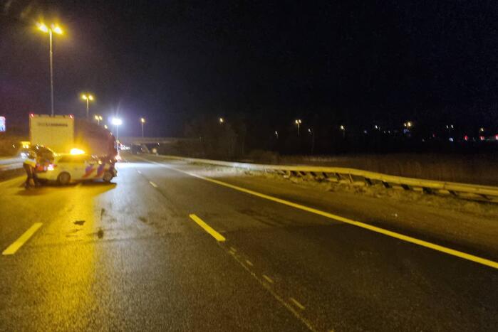 Auto raakt in slip op de snelweg en crasht met ander voertuig