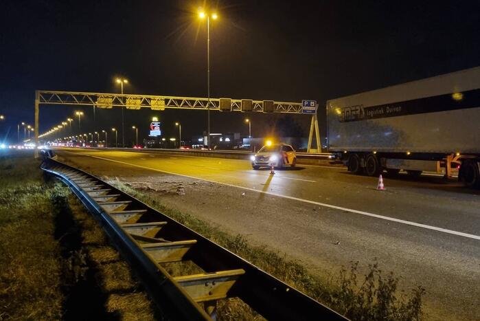 Auto raakt in slip op de snelweg en crasht met ander voertuig