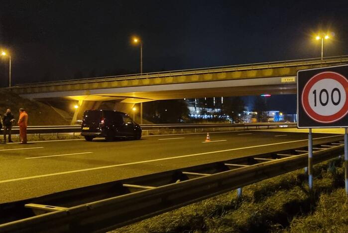 Auto raakt in slip op de snelweg en crasht met ander voertuig