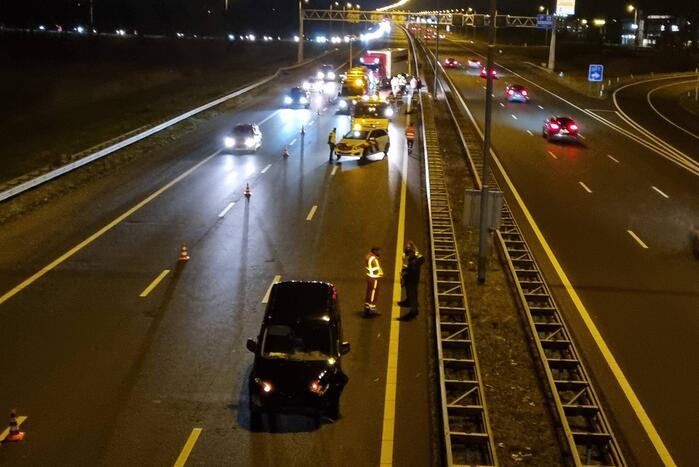 Auto raakt in slip op de snelweg en crasht met ander voertuig