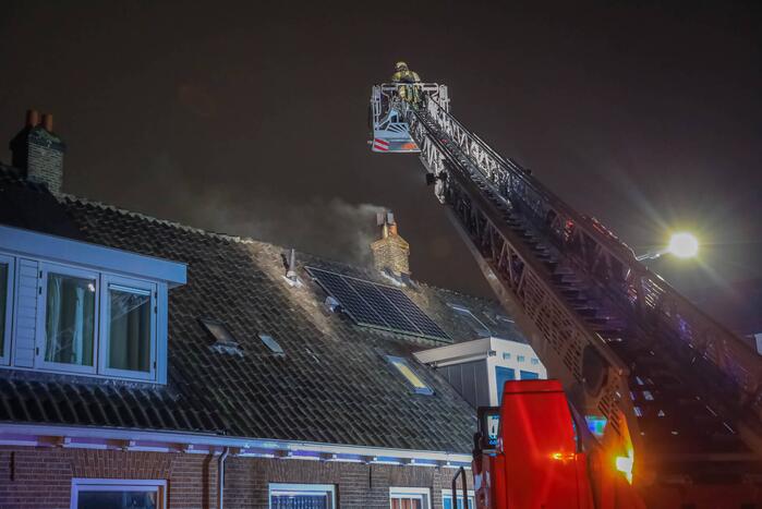 Veel rookontwikkeling door brand in schoorsteen van woning