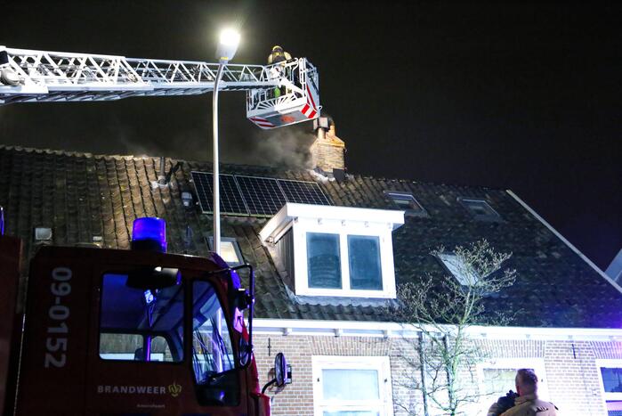 Veel rookontwikkeling door brand in schoorsteen van woning