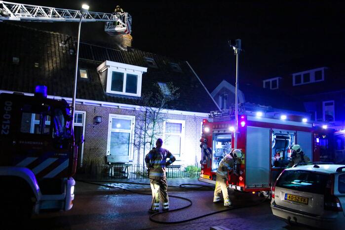 Veel rookontwikkeling door brand in schoorsteen van woning