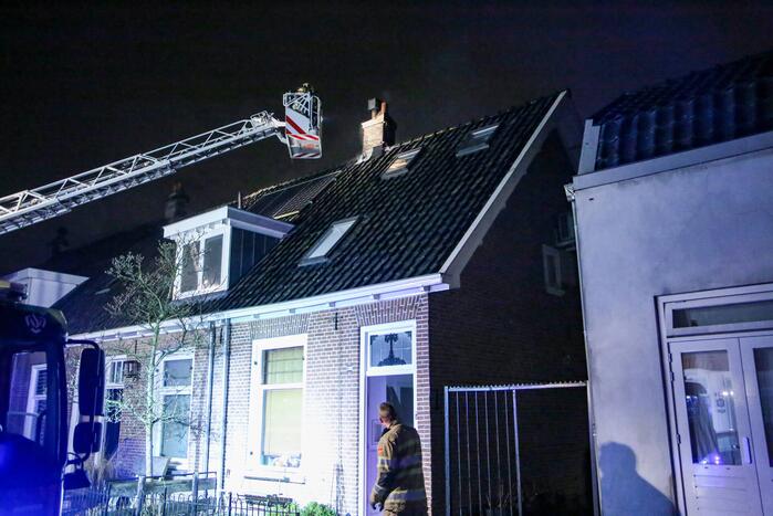 Veel rookontwikkeling door brand in schoorsteen van woning