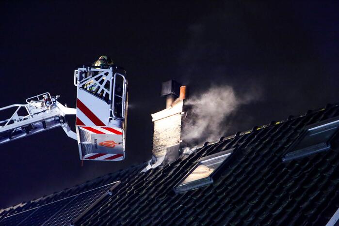 Veel rookontwikkeling door brand in schoorsteen van woning