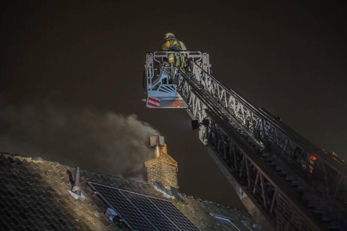 Veel rookontwikkeling door brand in schoorsteen van woning